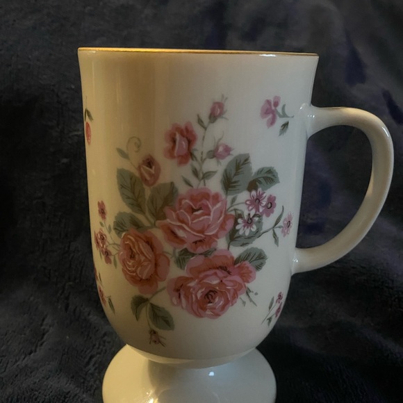 4 Vintage floral pedestal gold trim mugs - Picture 3 of 5
